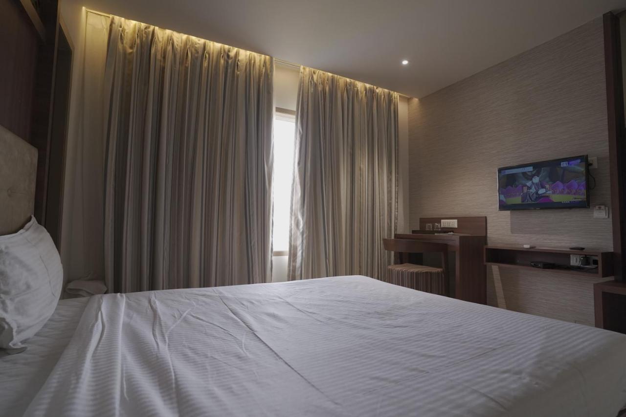Hotel Mathoshree Thane Extérieur photo